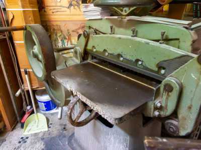 Ci mostra ad esempio un tagliacarte degli anni 50...